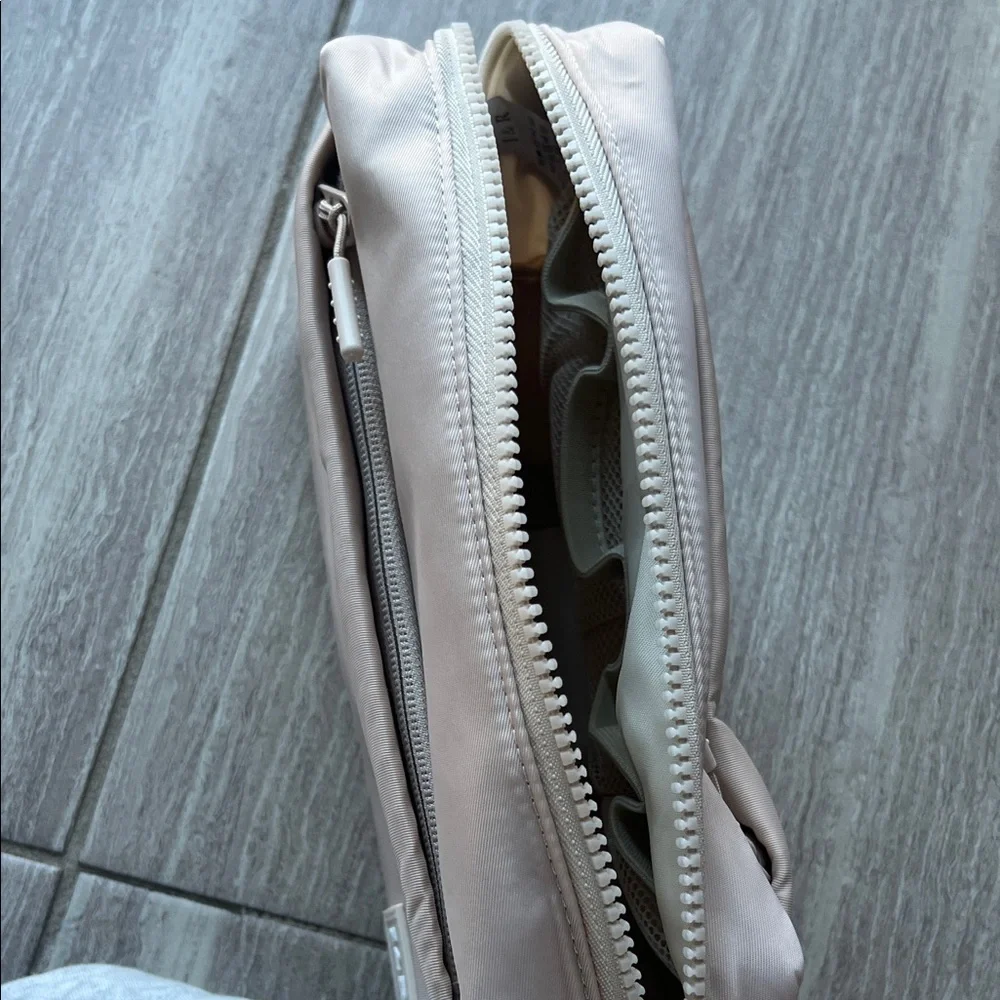 L&R Beige Cosmetic Bag Set